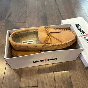 Minnetonka Men’s Casey Slippers NWOT